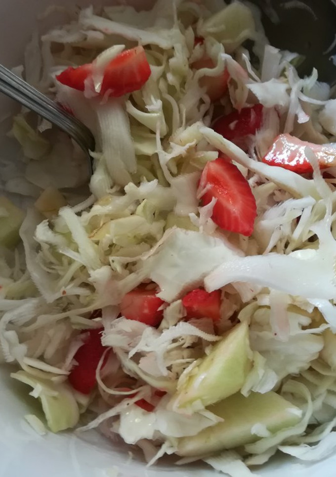 Una foto de Ensalada de col, manzanas, apio y fresas