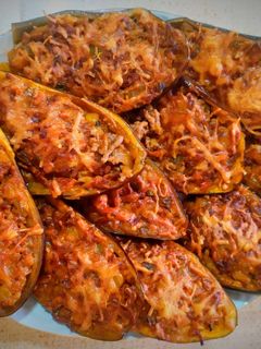 Una foto de Berenjenas rellenas de carne y verduras