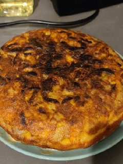 Una foto de Tortilla patatas, cebolla y chorizo
