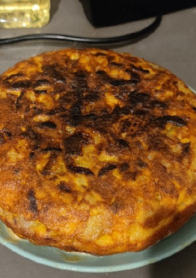 Una foto de Tortilla patatas, cebolla y chorizo