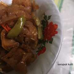 รูปของ Kerupuk kulit sehah (hidangan simple, nendang pedesnya)