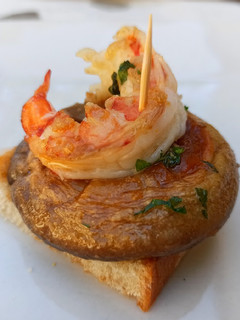 Una foto de Pincho de champiñones 🍄🟫🦐