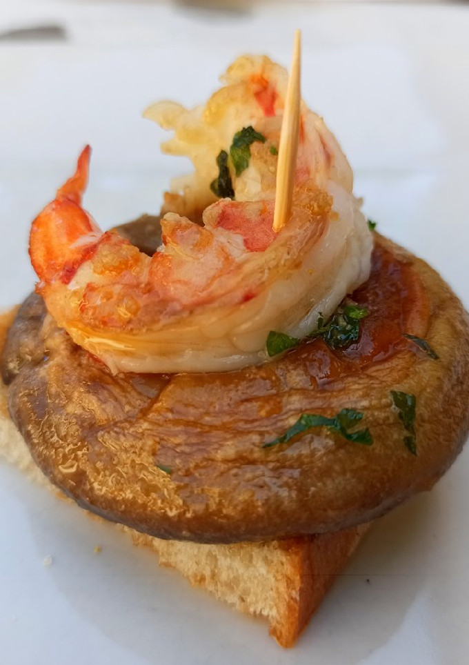 Una foto de Pincho de champiñones 🍄‍🟫🦐