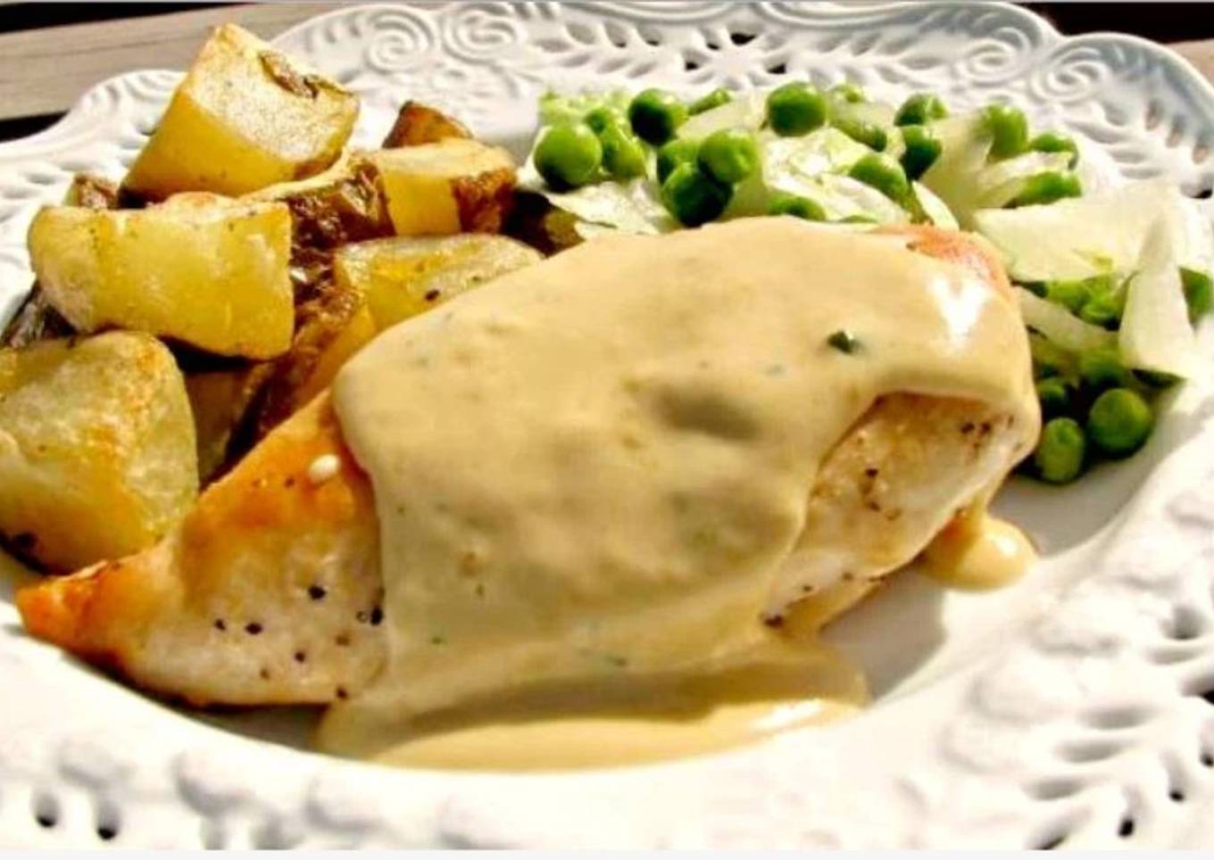 Pechuga de pollo con salsa de mostaza de dijon y estragón