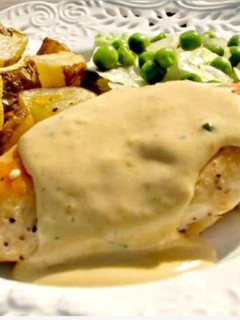Una foto de Pechuga de pollo con salsa de mostaza de dijon y estragón
