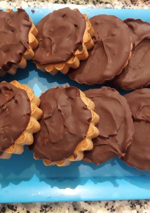 Una foto de Galletas o Tarta de Almendras individual con chocolate