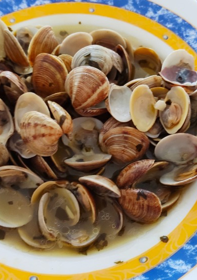 Una foto de Almejas en salsa
