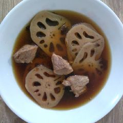 A picture of 莲藕排骨汤 Lotus Root Pork Rib Soup.