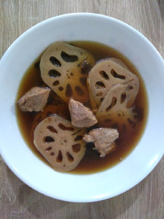 A picture of 莲藕排骨汤 Lotus Root Pork Rib Soup.