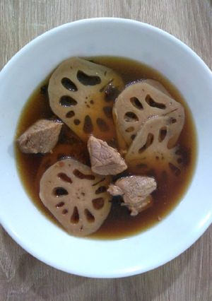A picture of 莲藕排骨汤 Lotus Root Pork Rib Soup.