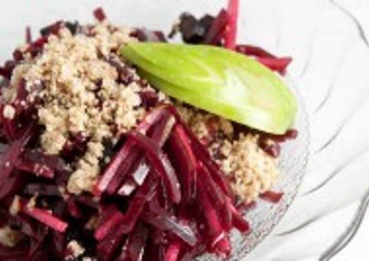 Постный салат со свеклой, изюмом и яблоком пошаговый