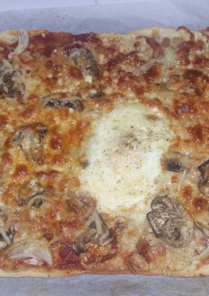 Una foto de Pizza casera mitad carbonara mitad tomate