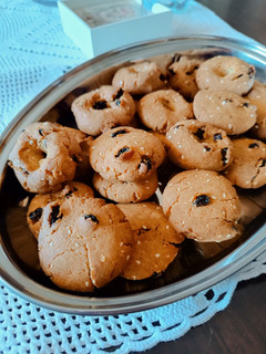 A picture of Cinnamon Cookies with Raisins and Sesame, No Sugar.