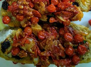 Una foto de Otro pan con tomate al ajillo!