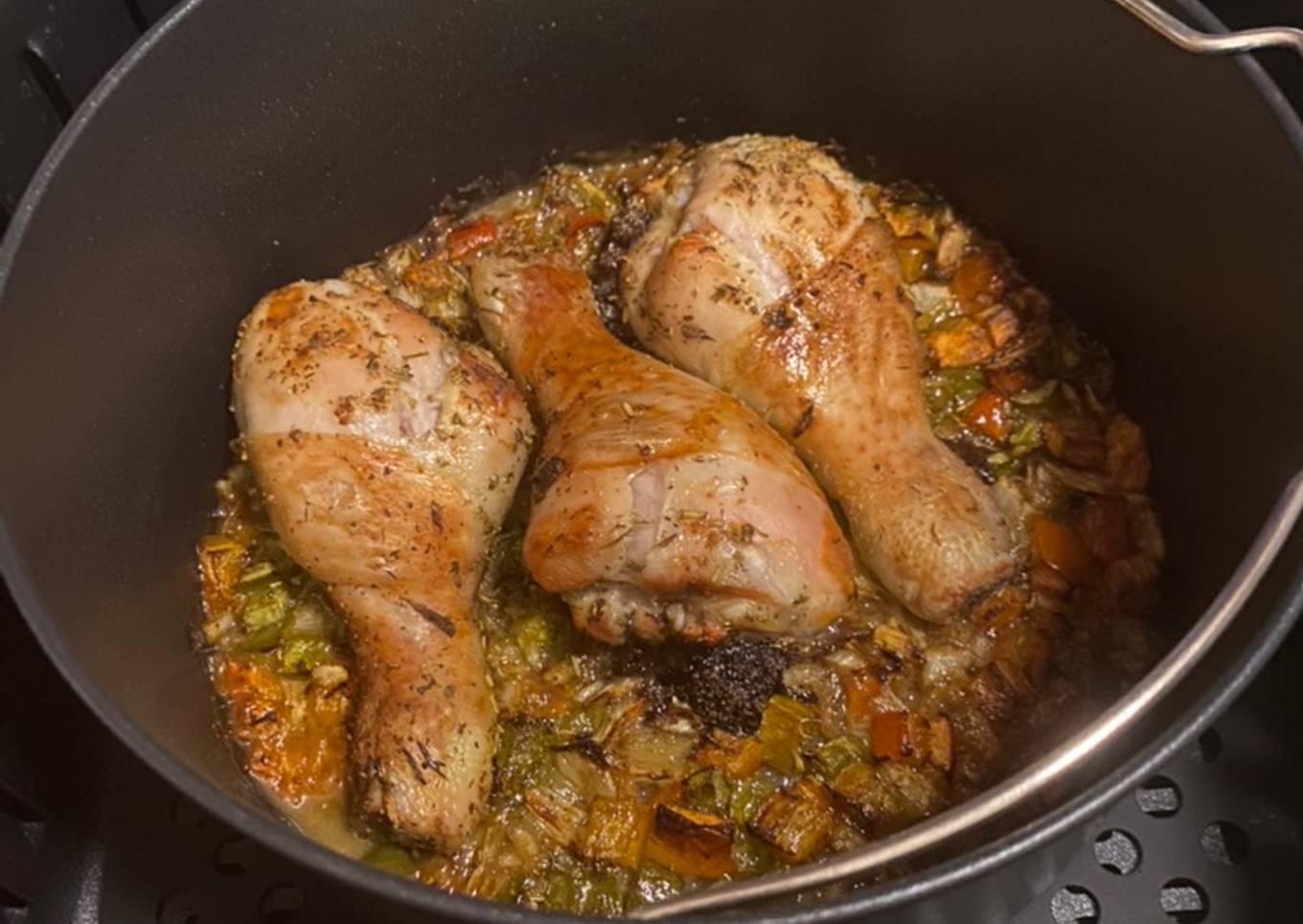 Muslos de pollo en salsa y patatas en freidora de aire
