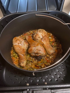 Una foto de Muslos de pollo en salsa y patatas en freidora de aire
