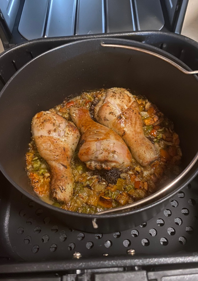 Una foto de Muslos de pollo en salsa y patatas en freidora de aire