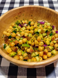 Una foto de Ensalada de garbanzos con pico de gallo