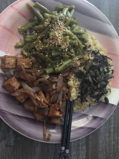 Una foto de Tofu al estilo árabe con groumd sumac