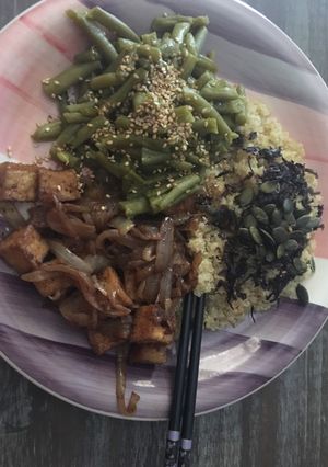 Una foto de Tofu al estilo árabe con groumd sumac