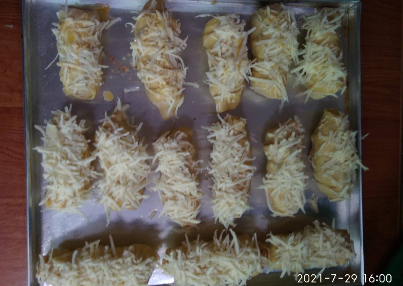 Pisang lilit tabur keju