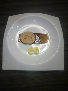 Una foto de Foie pato, con reducción de vino pedro Ximénez y pera carameliza
