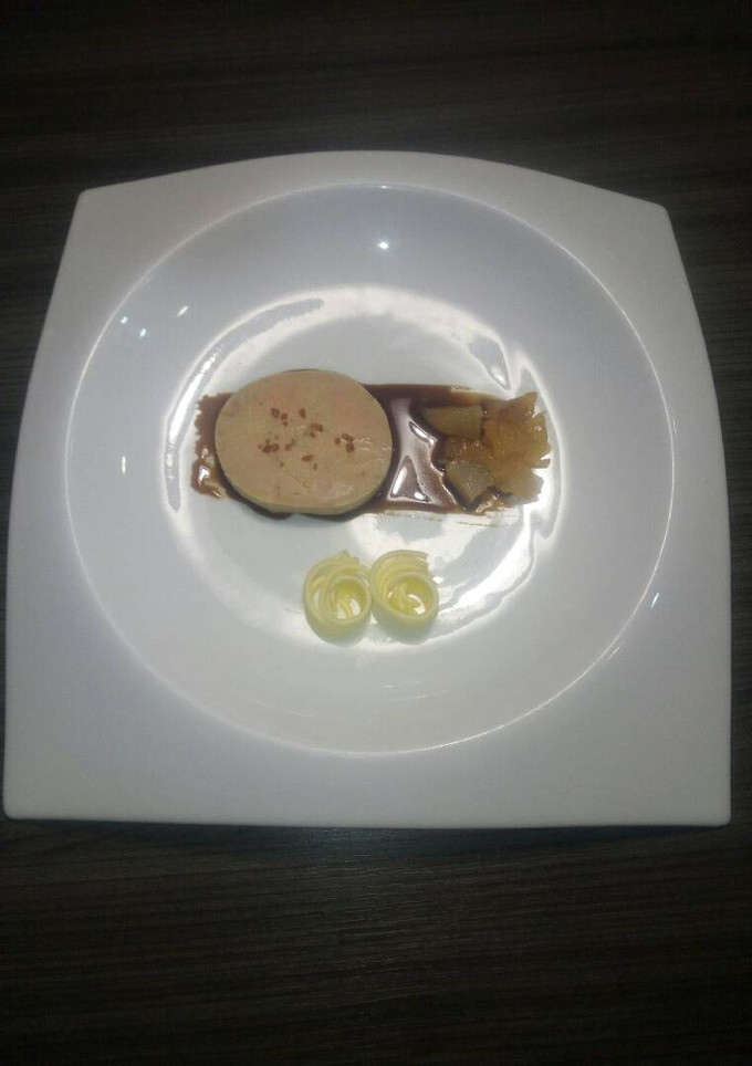 Una foto de Foie pato, con reducción de vino pedro Ximénez y pera carameliza