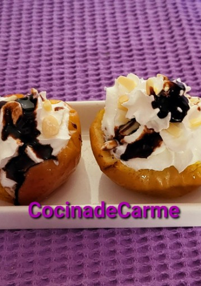 Una foto de Manzanas asadas 🍎 con nata y chocolate