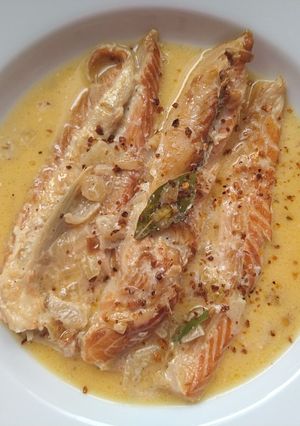A picture of Salmon fins in cream.
