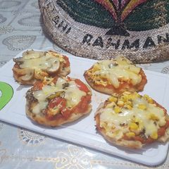 Mini pan pizzas A picture of Mini pan pizzas.