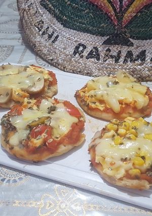 A picture of Mini pan pizzas.