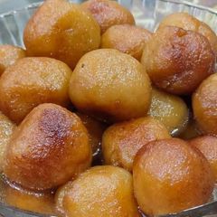 A picture of Khoya Jamun.