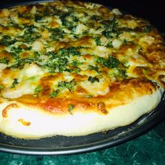 Herby Prawn Pizza 🍤 🍕 🌿 A picture of Herby Prawn Pizza 🍤 🍕 🌿.