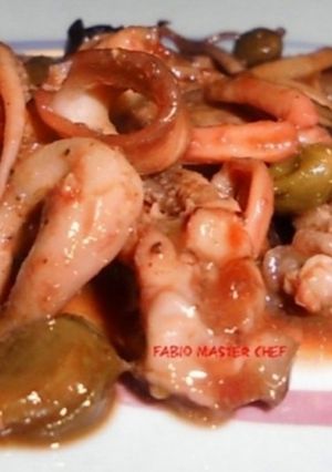 Foto di Calamari con Pomodorini Freschi, Olive Nere e Capperi
