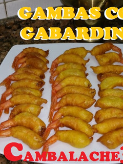 Una foto de Gambas con gabardina
