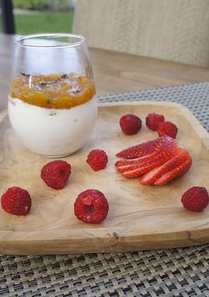 Una foto de Yugurt Griego con Mermelada Mel's Sabor Mango-Maracuyá