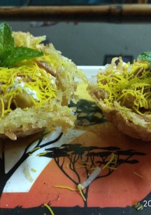 A picture of Aloo Lachha Katori Chat.