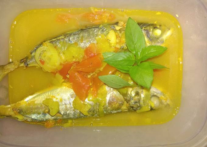 Ikan selar bumbu kuning (woku kuah)