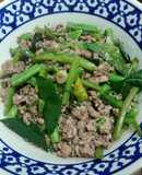 หมูสับผัดกะปิใส่ผักบุ้งถั่วฝักยาว