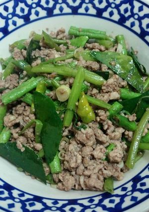 รูปของ หมูสับผัดกะปิใส่ผักบุ้งถั่วฝักยาว