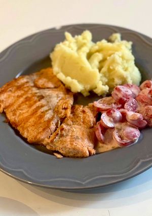 Zdjęcie przepisu Grillowany pstrąg tęczowy z puree z białych warzyw i sałatką z pomidorów.