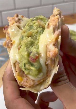 Una foto de Tacos de pollo y queso😍