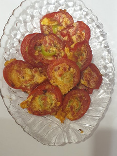 عکسی از دستور صبحانه گوجه شکم پر🥪🍳
