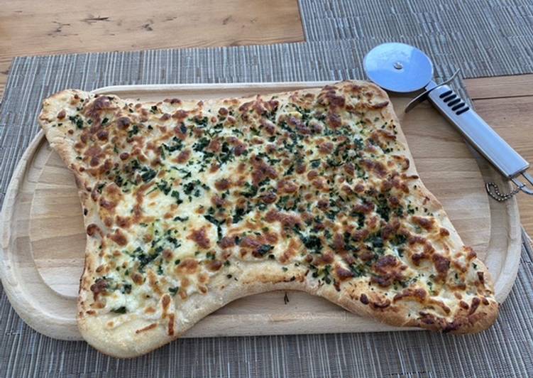Easiest Way to Prepare Perfect Cheesy Garlic Bread