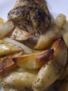 Una foto de Pollo con papas al horno