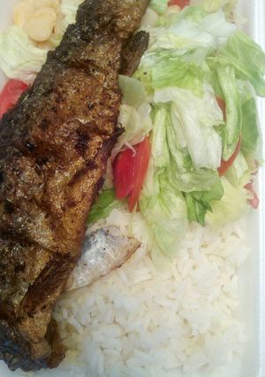 Una foto de Trucha a la plancha con ensalada