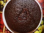 Una foto de bizcochuelo de chocolate con cacao humedo