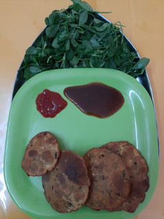 हेल्दी मेथी कोथिंबिर वडे (methi kothimbir vade recipe in marathi) रेसिपी चे मुख्य फोटो