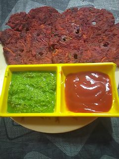 બીટ ની થાલીપીટ (Beetroot Thalipith Recipe In Gujarati) રેસીપી મુખ્ય ફોટો