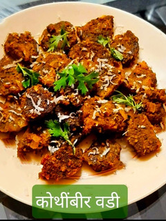 खुसखुशीत कोथिंबीर वडी (kothimbir vadi recipe in marathi) रेसिपी चे मुख्य फोटो